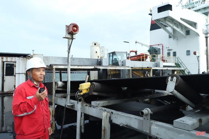 Việc tiếp nhận than tại cầu cảng chuyên dụng của Nhà máy Nhiệt điện Vũng Áng 1 được thực hiện liên tục.