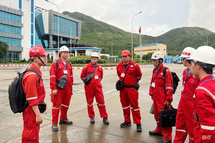 Đội ngũ nhân lực thực hiện công tác trung tu tổ máy số 1, Nhà máy Nhiệt điện Vũng Áng 1 được quán triệt các biện pháp kỹ thuật, an toàn.