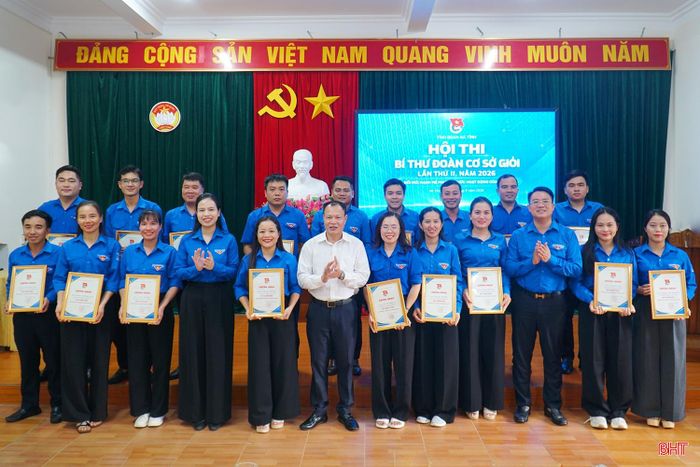Ban Tổ chức trao giấy chứng nhận đạt danh hiệu “Bí thư Đoàn cơ sở giỏi tỉnh Hà Tĩnh lần thứ II, năm 2026” cho các thí sinh.