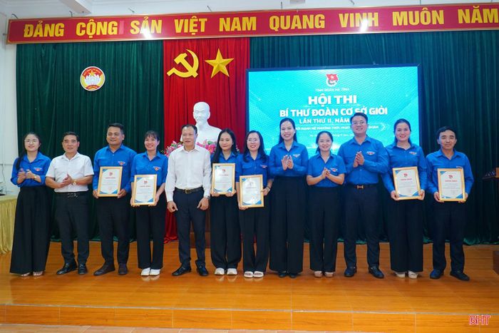 Ban Tổ chức trao giải nhì và giải ba cho các thí sinh.