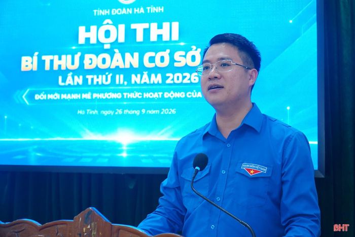 Đồng chí Nguyễn Viết Hải Đăng - Phó Bí thư Tỉnh đoàn, Phó Trưởng ban Giám khảo báo cáo, đánh giá tổng kết hội thi.