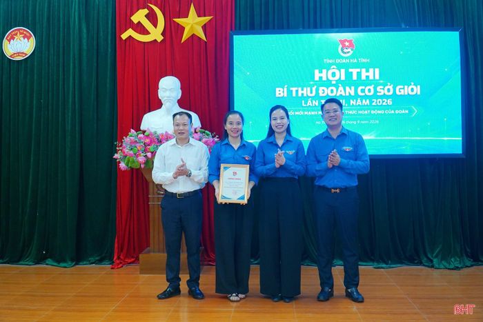 Ban Tổ chức trao giải nhất cho thí sinh Nguyễn Thị Huyền Trang – Bí thư Đoàn xã Cẩm Bình.