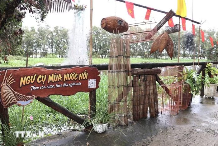 Các loại ngư cụ mùa nước nổi. (Ảnh: Hồng Nhung/TTXVN)