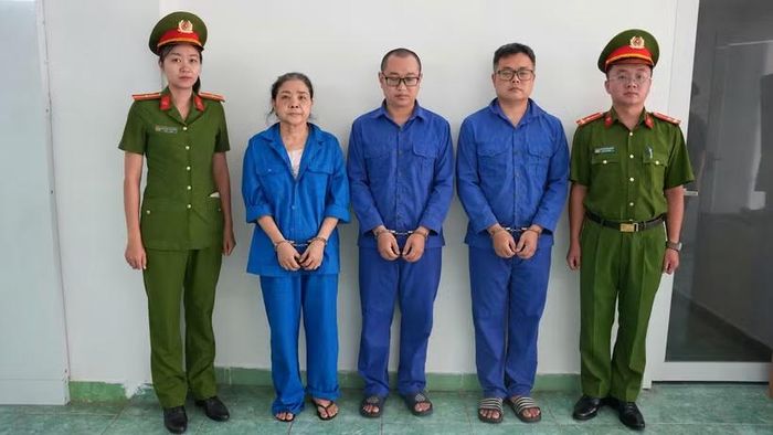 Các đối tượng tại cơ quan công an. (Ảnh: Công an Thành phố Hồ Chí Minh cung cấp)
