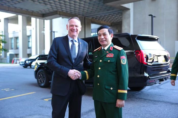 Bộ trưởng Bộ Quốc phòng Canada David McGuinty đón Đại tướng Phan Văn Giang. (Ảnh: Thu Trang/Vietnam+)