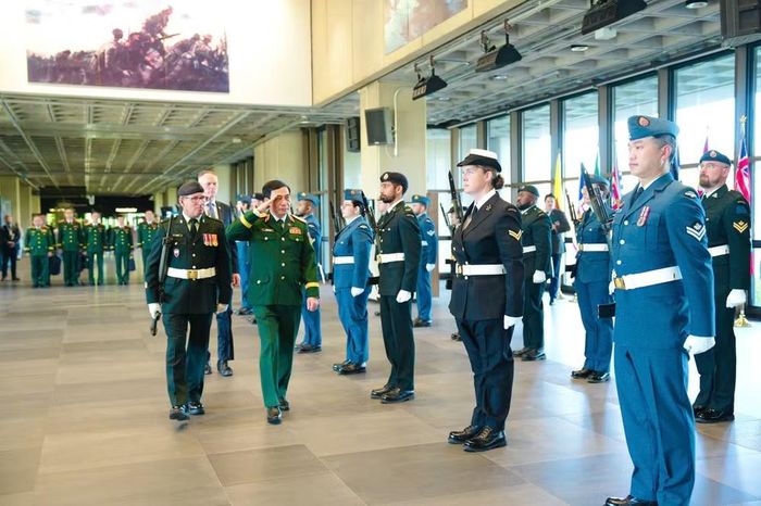 Đại tướng Phan Văn Giang duyệt đội danh dự Lực lượng Quốc phòng Canada. (Ảnh: Thu Trang/Vietnam+)