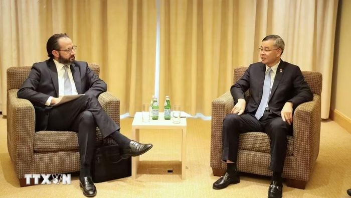 Bộ trưởng Bộ Tài chính Ngô Văn Tuấn và lãnh đạo Ngân hàng Standard Chartered tại buổi làm việc. (Ảnh: Thanh Tuấn/TTXVN)