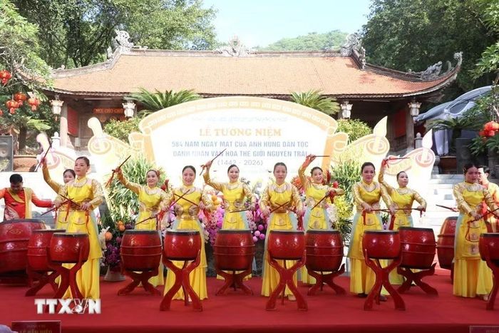 Tiết mục do các nghệ sĩ Nhà hát Chèo Xứ Đông biểu diễn. (Ảnh: Mạnh Minh/TTXVN)