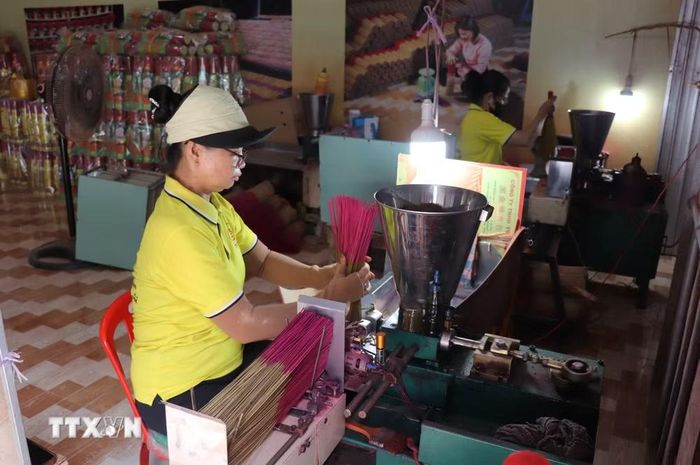 Nhiều cơ sở làm nhang ở Tây Ninh đã đầu tư máy móc, nâng cao chất lượng sản phẩm, cải tiến mẫu mã. (Ảnh: Đức Hạnh/TTXVN)