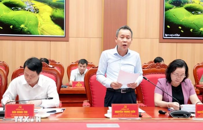 Phó Chủ tịch thường trực Hội đồng Nhân dân tỉnh Phú Thọ Nguyễn Trung Kiên tham gia phát biểu tại buổi làm việc. (Ảnh: Tạ Toàn/TTXVN)