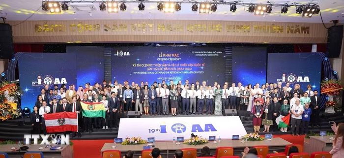 Đại biểu và các trưởng đoàn tham dự IOAA 2026 chụp ảnh chung. (Ảnh: Thanh Tùng/TTXVN)