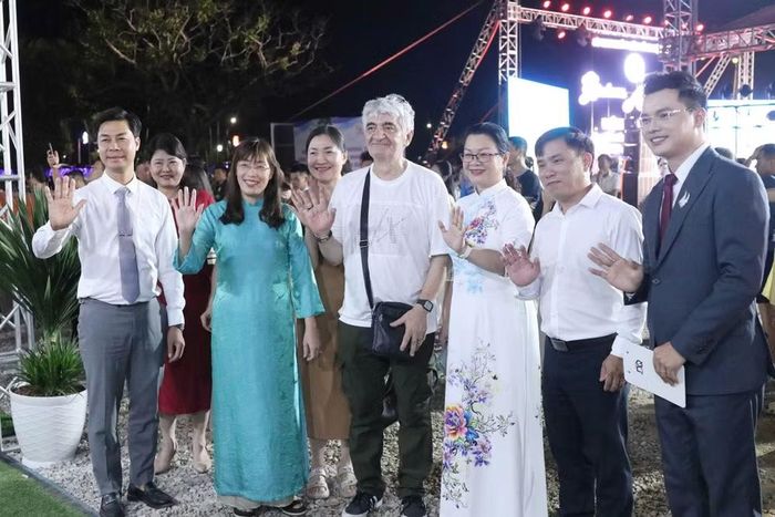 Lãnh đạo Sở Văn hoá Thể thao và Du lịch tỉnh Điện Biên chụp hình cùng khách tham quan và đơn vị tham gia Liên hoan Ẩm thực. (Ảnh: PV/Vietnam+)