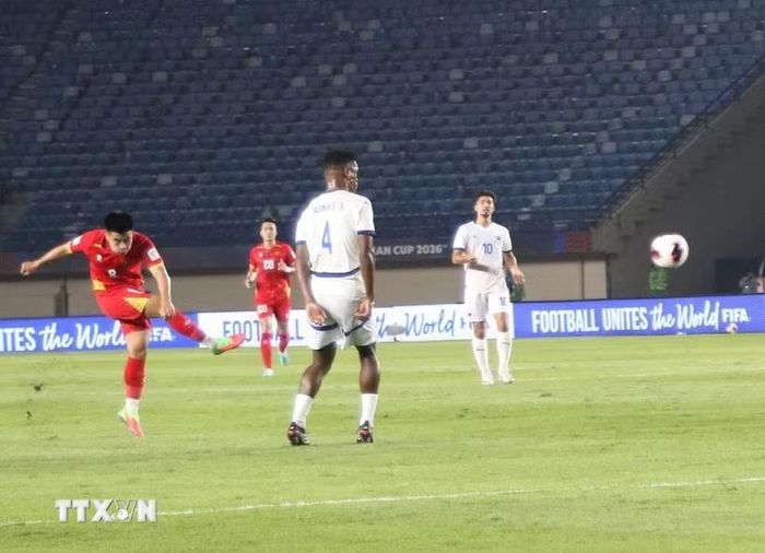 Tuyển Việt Nam (áo đỏ) đánh bại Philippines ở ngày ra quân FIFA ASEAN Cup 2026. (Ảnh: Lê Minh Hưởng/TTXVN)