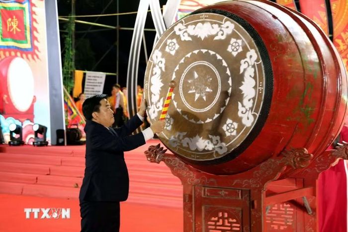 Bí thư Đảng ủy, Chủ tịch Hội đồng Nhân dân xã Trần Thương Thạch Ngọc Anh đánh trống khai hội. (Ảnh: Thanh Tuấn/TTXVN)