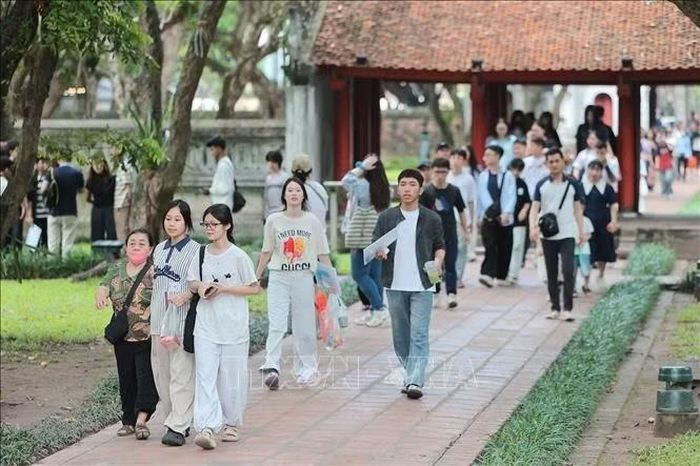 Sáng 10/6 nhiều thí sinh và phụ huynh đến Văn Miếu - Quốc Tử Giám để cầu may trong kỳ thi tốt nghiệp THPT 2026. Ảnh: Lê Đông/TTXVN