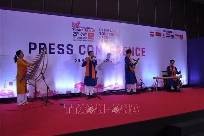 Các nghệ sĩ Việt Nam biểu diễn các tiết mục bằng nhạc cụ dân tộc, gây ấn tượng mạnh với bạn bè Ấn Độ. Ảnh: Vũ Hà/TTXVN