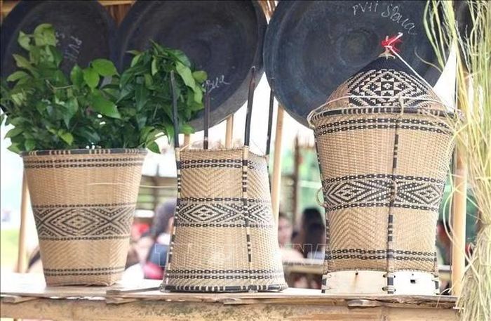 Một số sản phẩm đan lát đặc trưng của đồng bào Ca Dong, Quảng Ngãi.