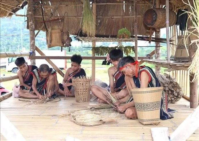 Các bậc cao niên xã Sơn Tây Thượng, tỉnh Quảng Ngãi đan lát tại chợ phiên của xã.
