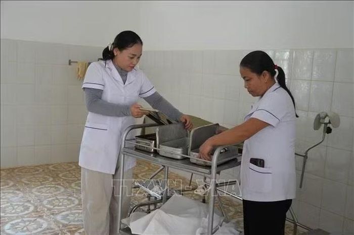 Trạm Y tế Mậu Đức, xã Mậu Thạch (Nghệ An) hiện có 6 nhân viên, làm việc trong điều kiện cơ sở vật chất xuống cấp.