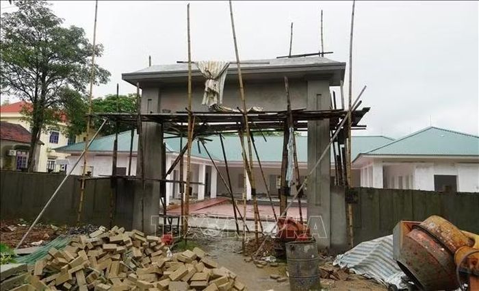 Trạm Y tế Lục Dạ, xã Môn Sơn là một trong 63 điểm y tế thuộc dự án nâng cấp, sửa chữa và xây mới mạng lưới y tế cơ sở trên địa bàn Nghệ An với kinh phí hơn 6 tỷ đồng. Dự án khởi công cuối tháng 5/2025, kế hoạch ban đầu là hoàn thiện, bàn giao toàn bộ vào tháng 12/2025, tuy nhiên đến tháng 9/2026 vẫn chưa hoàn thành.