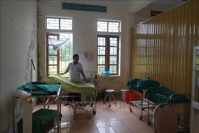Việc sử dụng cơ sở tạm khiến các phòng chức năng của Trạm Y tế Lục Dạ, xã Môn Sơn (Nghệ An) không đủ, ảnh hưởng đến triển khai tiêm chủng mở rộng, phòng chống dịch bệnh, khám chữa bệnh bảo hiểm y tế, chăm sóc sức khỏe sinh sản và kế hoạch hóa gia đình.