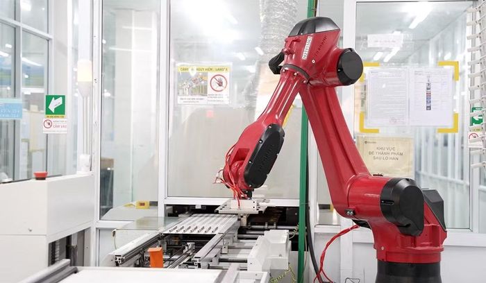 Ứng dụng robot trên các dây chuyền sản xuất tại Công ty Cổ phần Bóng đèn Phích nước Rạng Đông.