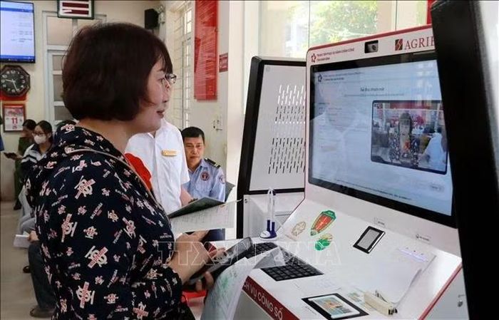 Người dân phường Phủ Lý (Ninh Bình) nộp hồ sơ trực tuyến trên Kiosk Hành chính công thông minh. Ảnh: Nguyễn Lành/TTXVN