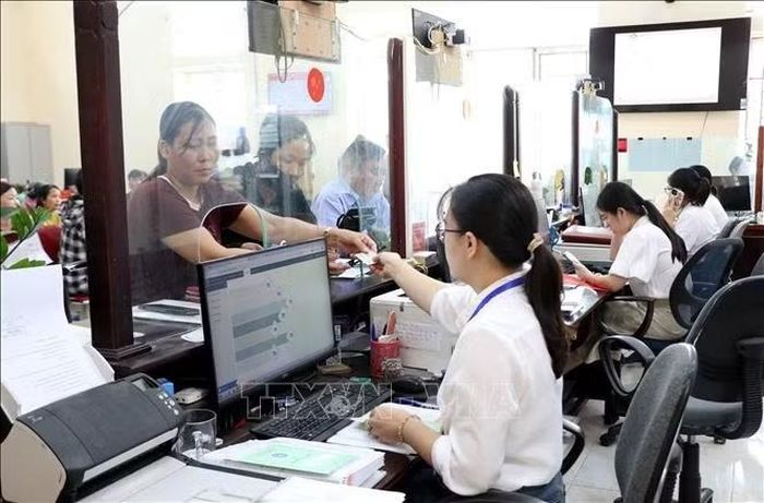 Giải quyết thủ tục hành chính cho người dân tại Trung tâm phục vụ hành chính công xã Yên Mô, tỉnh Ninh Bình. Ảnh: Nguyễn Lành/TTXVN