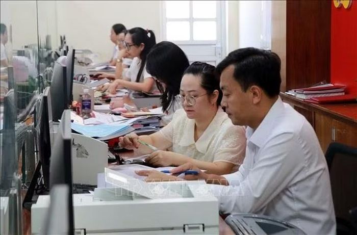 Cán bộ Trung tâm Phục vụ hành chính công phường Phủ Lý (Ninh Bình) giải quyết thủ tục hành chính cho nhân dân. Ảnh: Nguyễn Lành/TTXVN