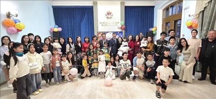 Các cháu thiếu nhi đồng chụp ảnh cùng cán bộ nhân viên Đại sứ quán Việt Nam và các nghệ sỹ của Trường Cao đẳng Nghệ thuật Hà Nội.