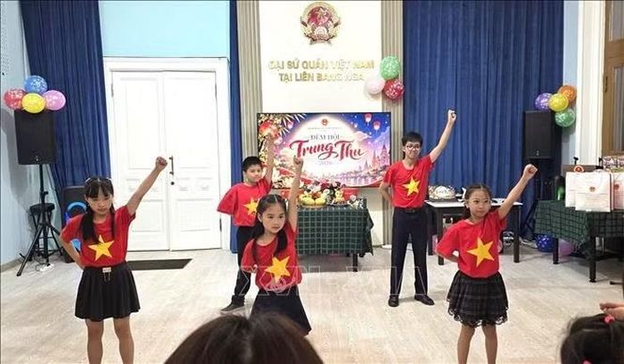 Các cháu thiếu nhi biểu diễn tiết mục văn nghệ trong đêm hội Trăng Rằm.