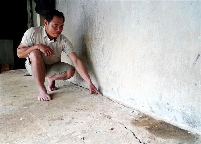 Nền nhà của gia đình anh Đinh Văn Sơn xuất hiện nhiều vết nứt lớn do ảnh hưởng sạt lở bờ sông.