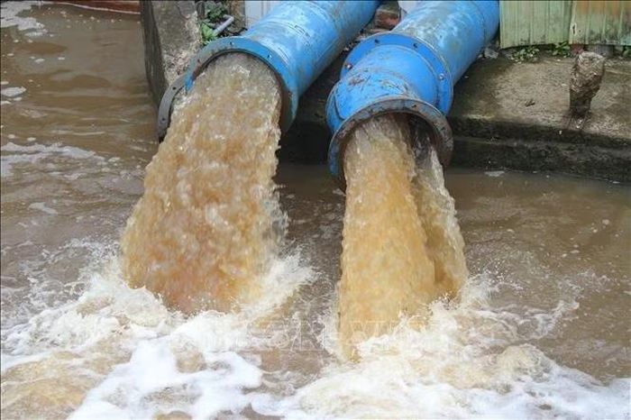 UBND tỉnh Cà Mau chỉ đạo các địa phương trên địa bàn tỉnh tích cực vận hành cống, trạm bơm, tập trung tiêu thoát nước, khơi thông dòng chảy để hạn chế ngập úng.