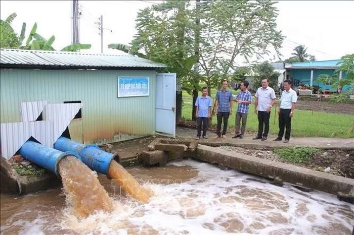 Lãnh đạo xã Vĩnh Thanh (tỉnh Cà Mau) kiểm tra việc vận hành các trạm bơm, điều tiết nước, giảm ngập úng cho các trà lúa trên địa bàn xã.