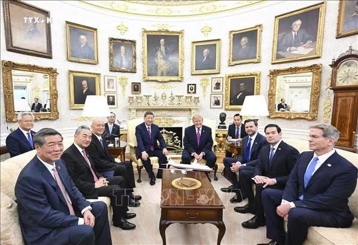 Tổng thống Mỹ Donald Trump (giữa, phải) và Chủ tịch Trung Quốc Tập Cận Bình (giữa, trái) trong cuộc hội đàm tại Phòng Bầu dục sau lễ đón tại Nhà Trắng ở Washington, D.C., Mỹ, ngày 24/9/2026. Ảnh: THX/TTXVN phát