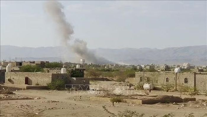 Khói bốc lên sau một vụ không kích tại tỉnh Al-Jawf, Yemen. Ảnh: THX/TTXVN phát