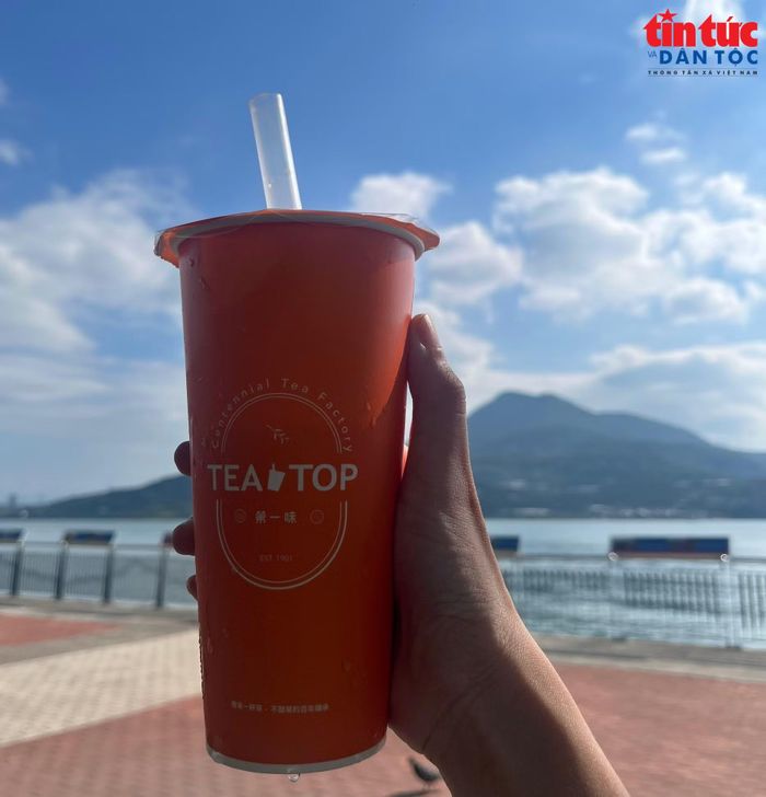 Với nhiều bạn trẻ, lựa chọn cốc trà sữa là ưu tiên hàng đầu trước khi tham gia trải nghiệm khác.