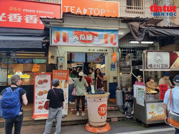 Đài Loan (Trung Quốc) được biết đến là quê hương của trà sữa nên trên một số tuyến phố cổ đi bộ nhiều cửa hàng đồ uống này.