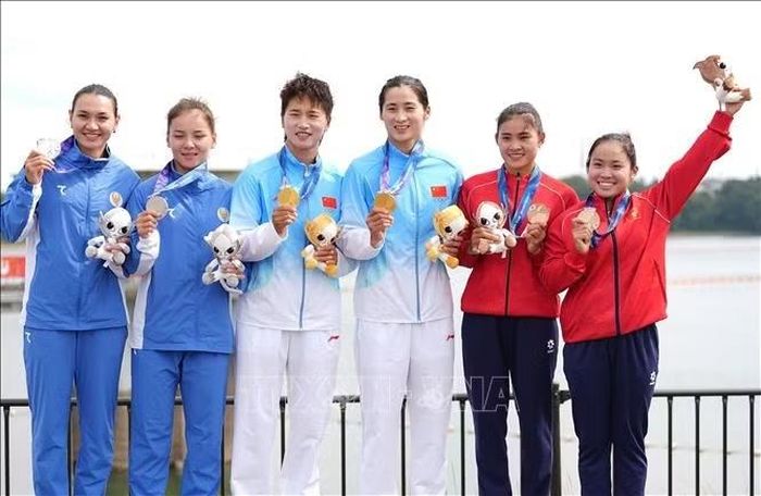 VĐV Nguyễn Thị Hương (phải) và Diệp Thị Hương (thứ 2, phải) giành Huy chương Đồng, Sun Mengya (thứ 3, phải) và Ma Yanan (thứ 3, trái) của Trung Quốc giành Huy chương Vàng, Shohsanam Sherzodova (thứ 2, trái) và Nilufar Zokirova của Uzbekistan giành Huy chương Bạc nội dung Kayak đôi nữ 500m tại ASIAD 2026, Aichi, Nhật Bản ngày 25/9/2026. Ảnh: THX/TTXVN phát
