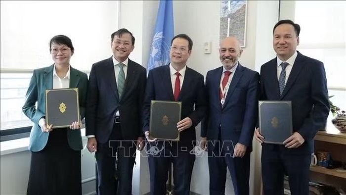 Chủ tịch UBND thành phố Đà Nẵng Nguyễn Mạnh Hùng (thứ 3, từ trái sang) tại cuộc làm việc với lãnh đạo UNDP tại New York. Ảnh: Thanh Tuấn/PV TTXVN tại Mỹ