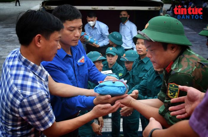 Đưa hài cốt liệt sĩ về an táng tại nghĩa trang. Ảnh: V.T/Báo Tin tức và Dân tộc