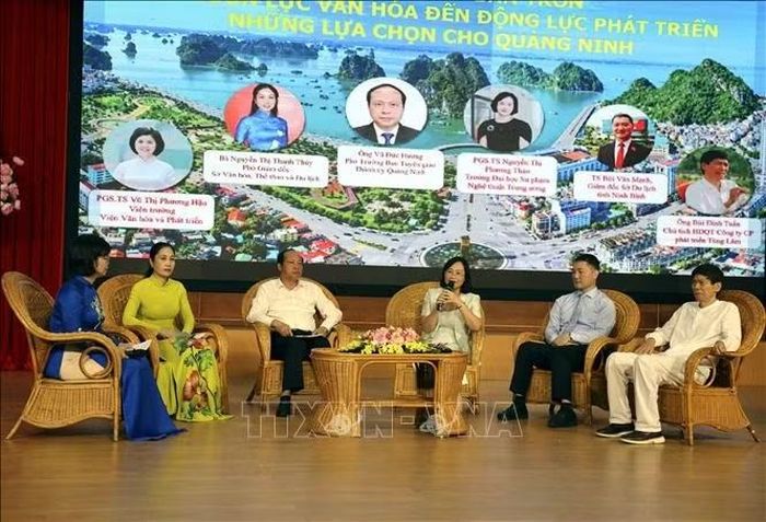 Phiên tọa đàm bàn tròn tại hội thảo.