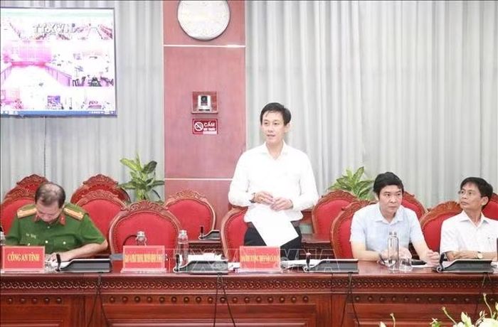 Giám đốc Đài Khí tượng Thuỷ văn tỉnh Cà Mau Huỳnh Minh Nhân báo cáo tình hình đợt mưa lớn kéo dài bất thường vừa qua tại cuộc họp.