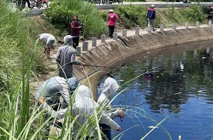 Nhiều người dân đến câu cá tại Hồ điều hòa Hồ Sơn dù nguy cơ ô nhiễm nguồn nước.