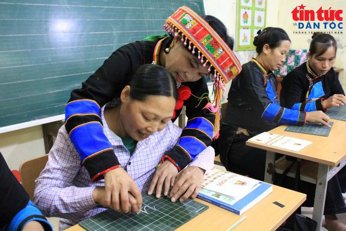 Cô Phương nắn từng chữ cho học viên.