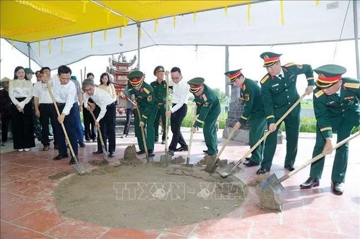 Các đại biểu làm Lễ triển khai tìm kiếm, quy tập hài cốt liệt sĩ tại khu vực Mả Chìa, thôn Mai Sơn, xã Vĩnh Bảo.