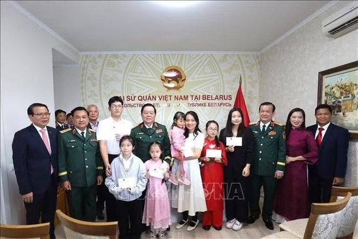 Đại sứ Việt Nam tại Belarus Nguyễn Văn Trung cùng cộng đồng người Việt Nam đón Đại tướng Nguyễn Trọng Nghĩa thăm chính thức Belarus.
