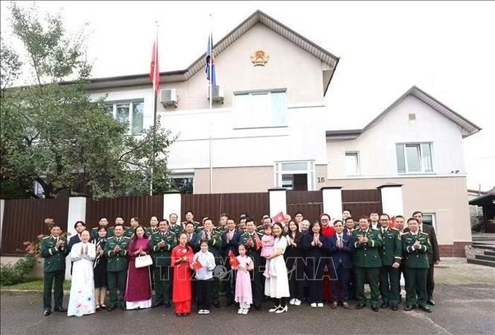 Đại sứ Việt Nam tại Belarus Nguyễn Văn Trung cùng cộng đồng người Việt Nam đón Đại tướng Nguyễn Trọng Nghĩa thăm chính thức Belarus, tháng 9/2026.