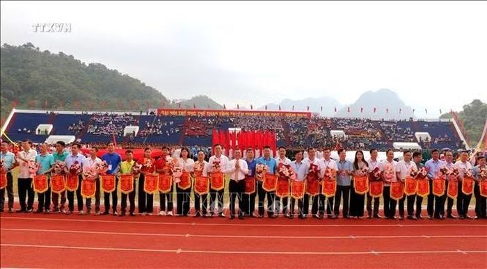 Lãnh đạo tỉnh Tuyên Quang trao Cờ lưu niệm cho các đoàn tham dự Đại hội Thể dục thể thao tỉnh lần thứ I, năm 2026.