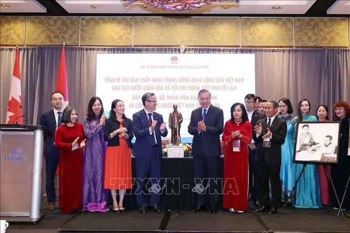 Tổng Bí thư, Chủ tịch nước Tô Lâm tặng bức tượng Chủ tịch Hồ Chí Minh cho Đại sứ quán và cộng đồng người Việt Nam tại Canada. Ảnh: Thống Nhất /TTXVN.